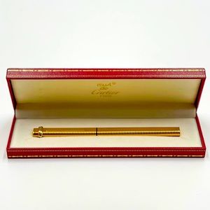 Beautiful Vintage Elegant Cartier pen. Comes with to extra refill inks